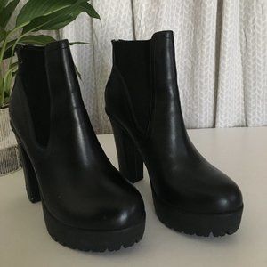 Steve Madden Amandaa bootie in black